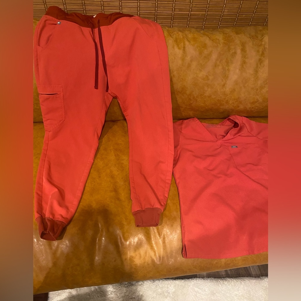 Women’s Figs scrubs set. Size M Zamora pants. Size S Catarina one pocket top.